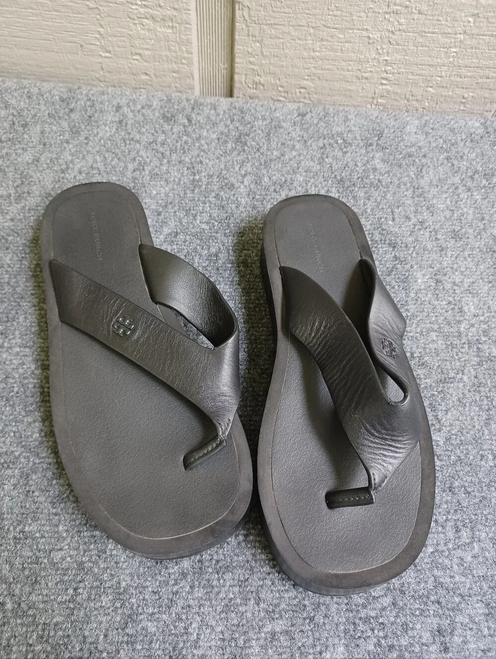 Tory Burch Leather Medallion Flip Flop Sandal Size 8 M Platform Black Minimalist